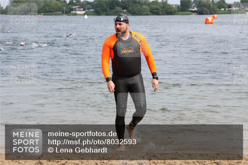 15.06.2025 - 27. Vierlanden-Triathlon Lena Gebhardt http://msf.ph/oto/8032593 15.06.2025 11:15:11 Schwimmen 826 meine-sportfotos.de