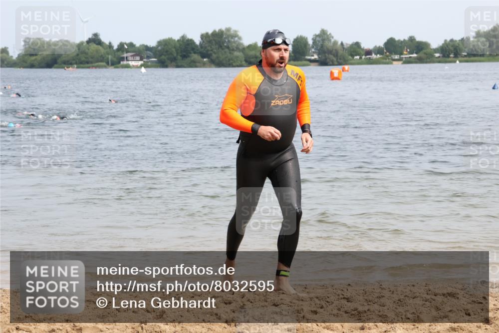 15.06.2025 - 27. Vierlanden-Triathlon Lena Gebhardt http://msf.ph/oto/8032595 15.06.2025 11:15:12 Schwimmen 826 meine-sportfotos.de