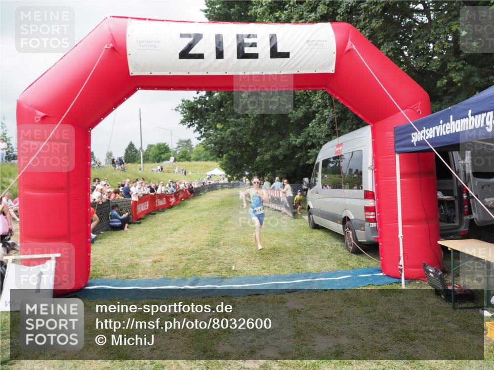 21.06.2025 - 27. Vierlanden-Triathlon MichiJ http://msf.ph/oto/8032600 15.06.2026 12:52:09 Ziel 979 meine-sportfotos.de