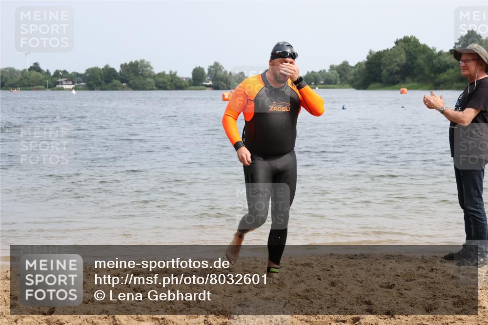 15.06.2025 - 27. Vierlanden-Triathlon Lena Gebhardt http://msf.ph/oto/8032601 15.06.2025 11:15:13 Schwimmen 826 meine-sportfotos.de