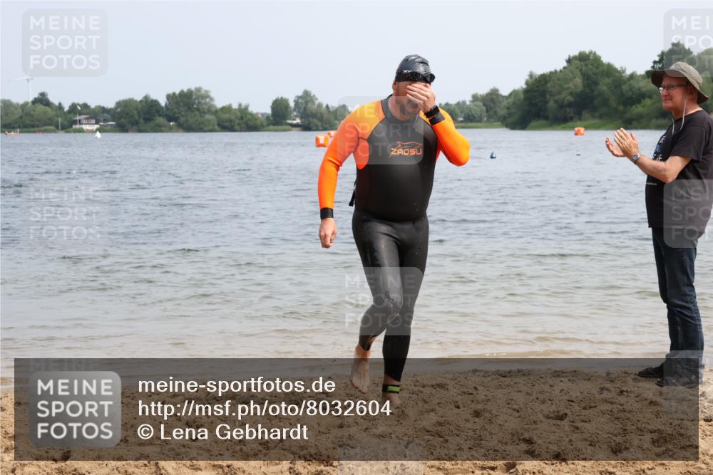 15.06.2025 - 27. Vierlanden-Triathlon Lena Gebhardt http://msf.ph/oto/8032604 15.06.2025 11:15:13 Schwimmen 826 meine-sportfotos.de