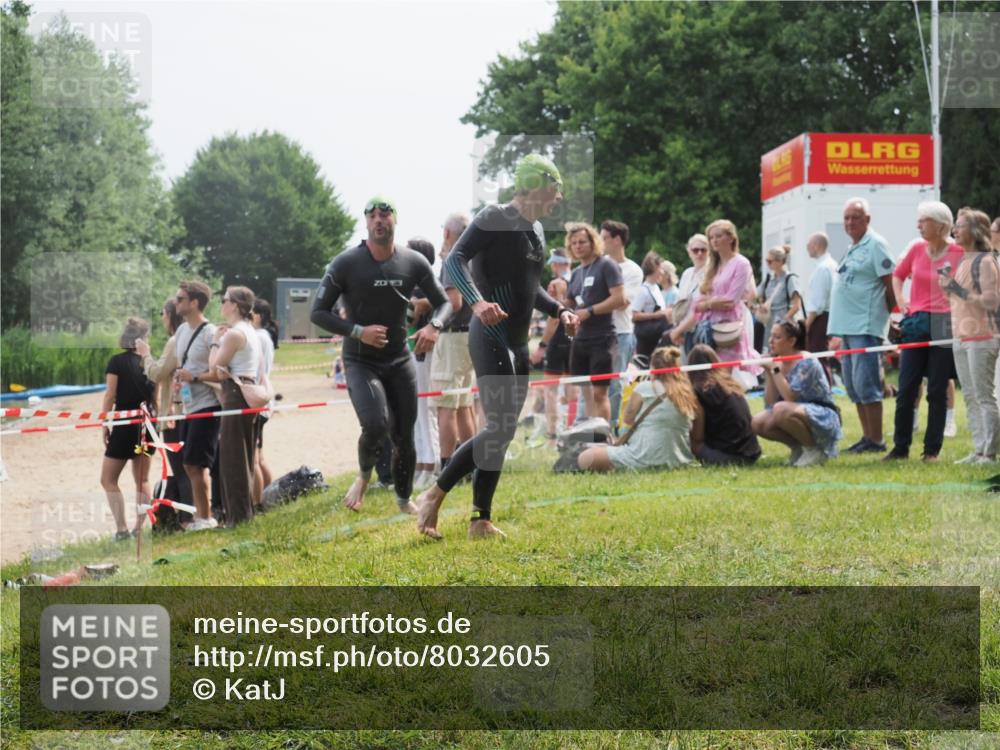15.06.2025 - 27. Vierlanden-Triathlon KatJ http://msf.ph/oto/8032605 15.06.2025 11:13:04 Schwimmen 655, 780 meine-sportfotos.de