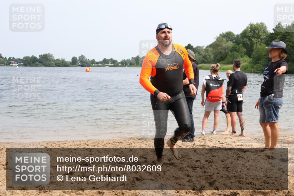 15.06.2025 - 27. Vierlanden-Triathlon Lena Gebhardt http://msf.ph/oto/8032609 15.06.2025 11:15:15 Schwimmen 826 meine-sportfotos.de