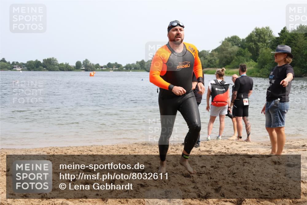 15.06.2025 - 27. Vierlanden-Triathlon Lena Gebhardt http://msf.ph/oto/8032611 15.06.2025 11:15:15 Schwimmen 826 meine-sportfotos.de