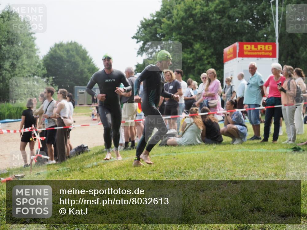 15.06.2025 - 27. Vierlanden-Triathlon KatJ http://msf.ph/oto/8032613 15.06.2025 11:13:04 Schwimmen 655, 780 meine-sportfotos.de