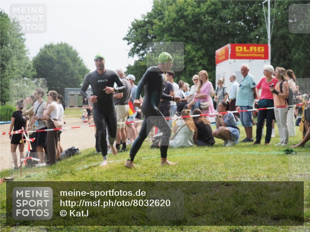 15.06.2025 - 27. Vierlanden-Triathlon KatJ http://msf.ph/oto/8032620 15.06.2025 11:13:04 Schwimmen 655, 780 meine-sportfotos.de