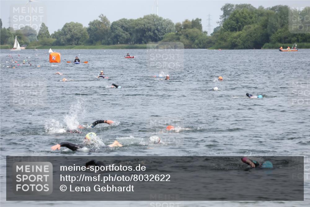 15.06.2025 - 27. Vierlanden-Triathlon Lena Gebhardt http://msf.ph/oto/8032622 15.06.2025 11:15:23 Schwimmen 826 meine-sportfotos.de