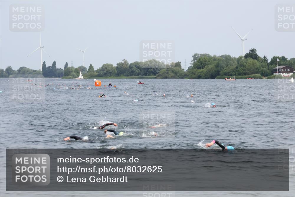 15.06.2025 - 27. Vierlanden-Triathlon Lena Gebhardt http://msf.ph/oto/8032625 15.06.2025 11:15:25 Schwimmen 826 meine-sportfotos.de