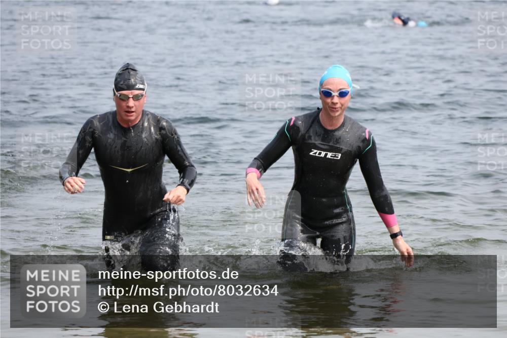 15.06.2025 - 27. Vierlanden-Triathlon Lena Gebhardt http://msf.ph/oto/8032634 15.06.2025 11:15:36 Schwimmen 881, 927, 960 meine-sportfotos.de