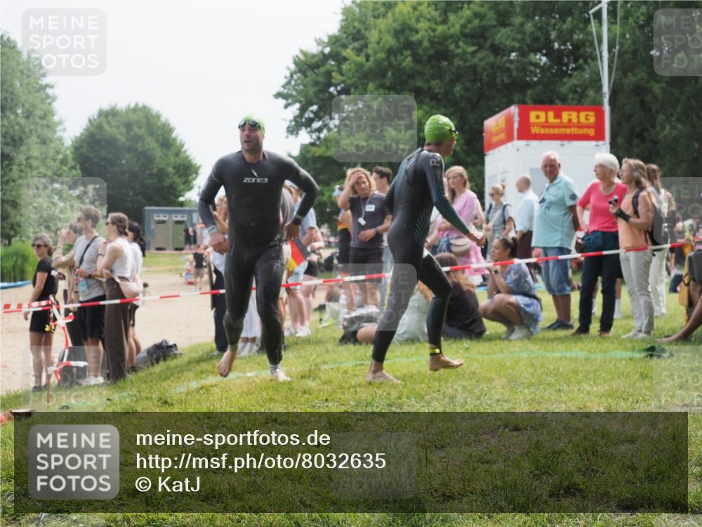 15.06.2025 - 27. Vierlanden-Triathlon KatJ http://msf.ph/oto/8032635 15.06.2025 11:13:05 Schwimmen 655, 780 meine-sportfotos.de