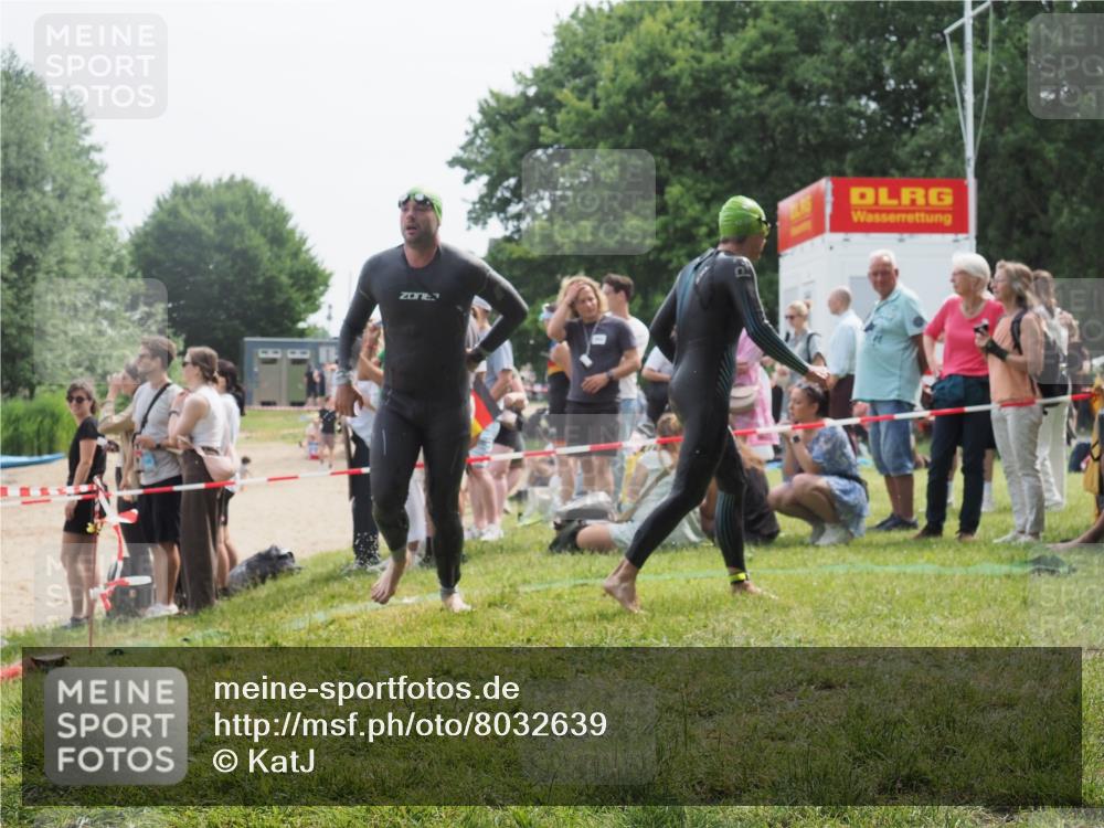 15.06.2025 - 27. Vierlanden-Triathlon KatJ http://msf.ph/oto/8032639 15.06.2025 11:13:05 Schwimmen 655, 780 meine-sportfotos.de