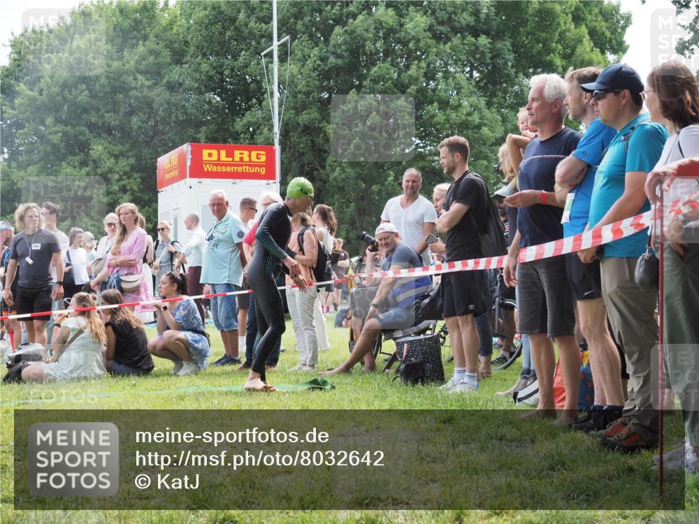 15.06.2025 - 27. Vierlanden-Triathlon KatJ http://msf.ph/oto/8032642 15.06.2025 11:13:07 Schwimmen 655, 780 meine-sportfotos.de