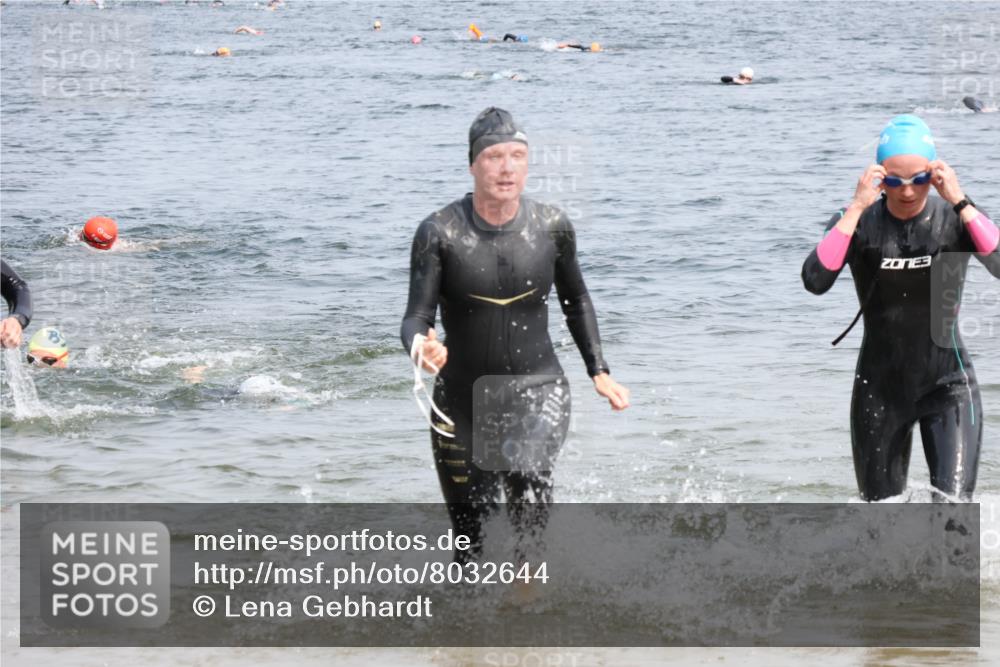 15.06.2025 - 27. Vierlanden-Triathlon Lena Gebhardt http://msf.ph/oto/8032644 15.06.2025 11:15:37 Schwimmen 881, 927, 960 meine-sportfotos.de