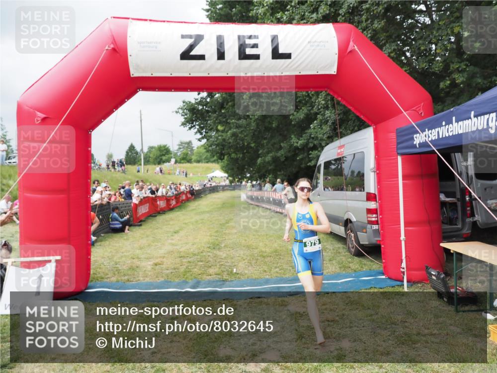 21.06.2025 - 27. Vierlanden-Triathlon MichiJ http://msf.ph/oto/8032645 15.06.2026 12:52:10 Ziel 979 meine-sportfotos.de