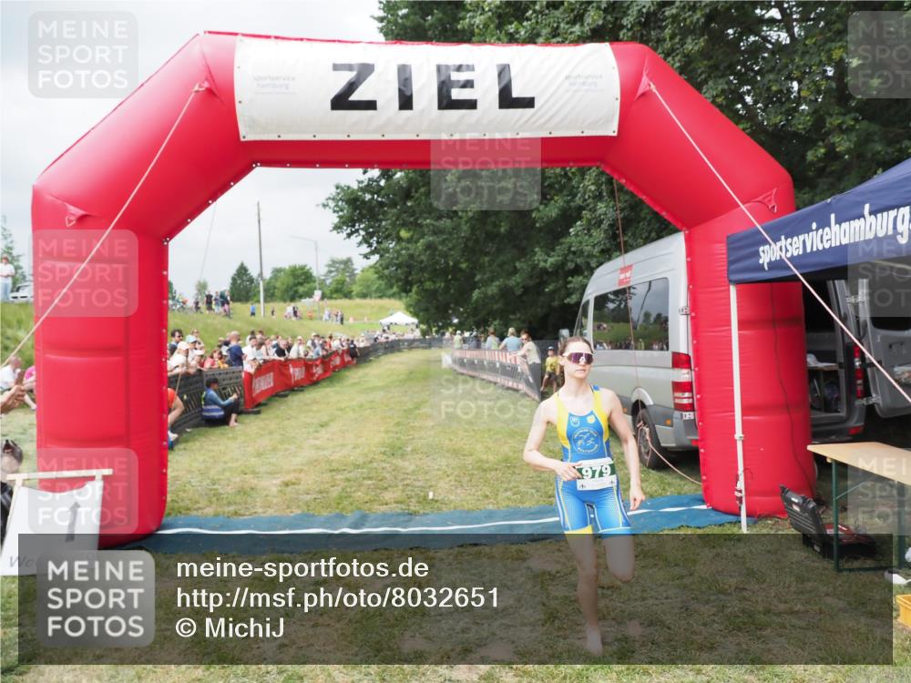 21.06.2025 - 27. Vierlanden-Triathlon MichiJ http://msf.ph/oto/8032651 15.06.2026 12:52:10 Ziel 979 meine-sportfotos.de