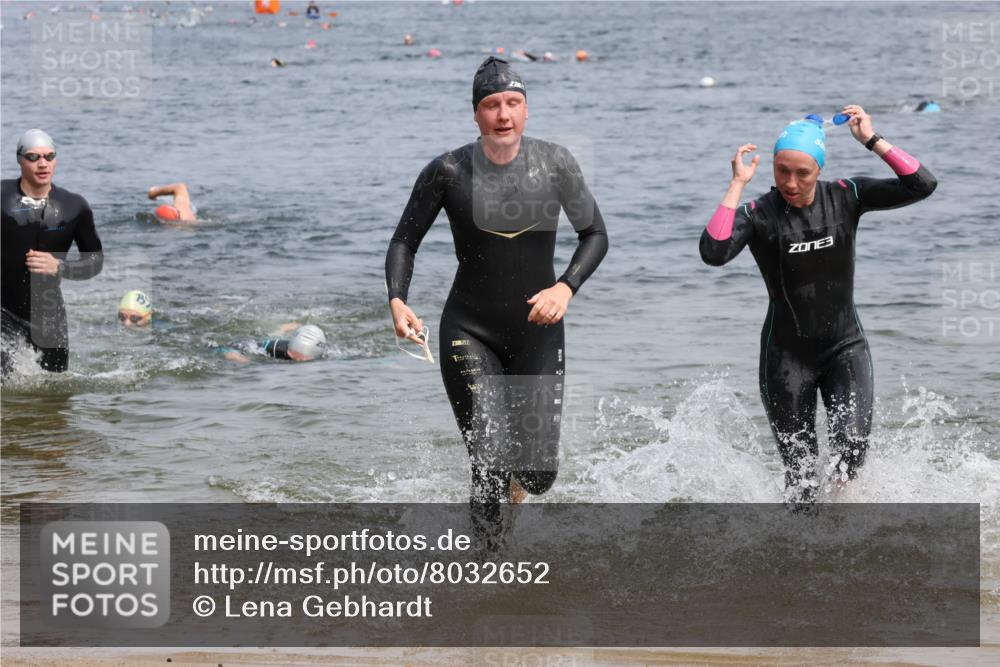 15.06.2025 - 27. Vierlanden-Triathlon Lena Gebhardt http://msf.ph/oto/8032652 15.06.2025 11:15:38 Schwimmen 881, 919, 927, 946, 960 meine-sportfotos.de