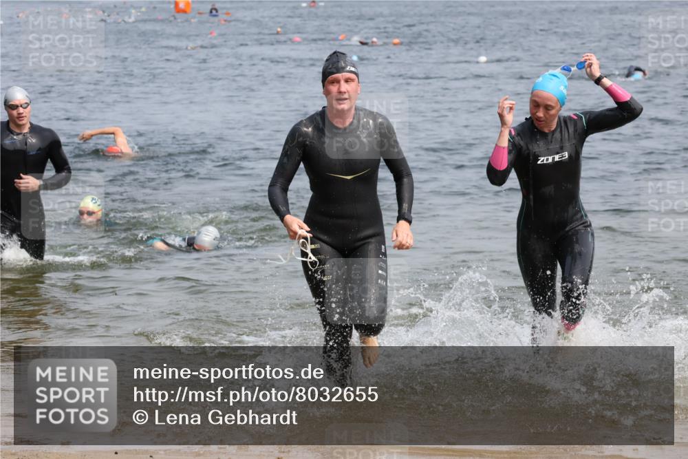 15.06.2025 - 27. Vierlanden-Triathlon Lena Gebhardt http://msf.ph/oto/8032655 15.06.2025 11:15:38 Schwimmen 881, 919, 927, 946, 960 meine-sportfotos.de