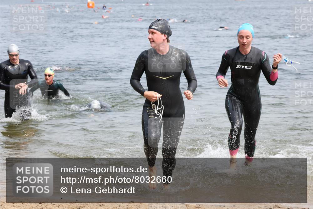 15.06.2025 - 27. Vierlanden-Triathlon Lena Gebhardt http://msf.ph/oto/8032660 15.06.2025 11:15:38 Schwimmen 881, 919, 927, 946, 960 meine-sportfotos.de