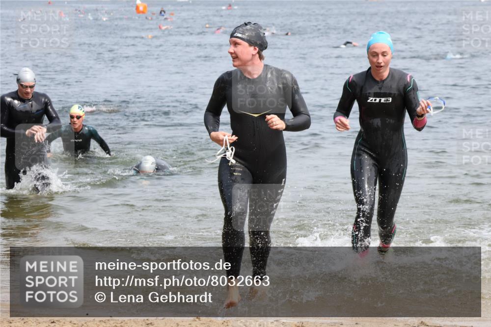 15.06.2025 - 27. Vierlanden-Triathlon Lena Gebhardt http://msf.ph/oto/8032663 15.06.2025 11:15:39 Schwimmen 881, 919, 927, 946, 960 meine-sportfotos.de