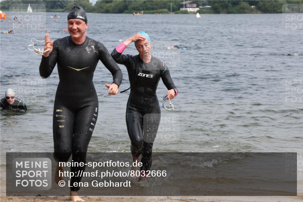 15.06.2025 - 27. Vierlanden-Triathlon Lena Gebhardt http://msf.ph/oto/8032666 15.06.2025 11:15:39 Schwimmen 881, 919, 927, 946, 960 meine-sportfotos.de