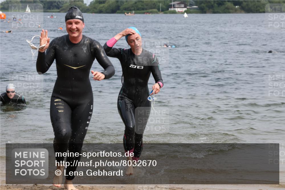 15.06.2025 - 27. Vierlanden-Triathlon Lena Gebhardt http://msf.ph/oto/8032670 15.06.2025 11:15:39 Schwimmen 881, 919, 927, 946, 960 meine-sportfotos.de