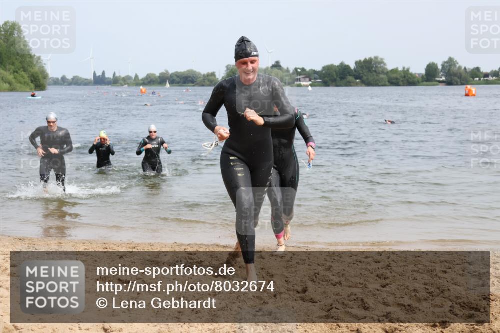 15.06.2025 - 27. Vierlanden-Triathlon Lena Gebhardt http://msf.ph/oto/8032674 15.06.2025 11:15:40 Schwimmen 881, 919, 927, 946, 960 meine-sportfotos.de