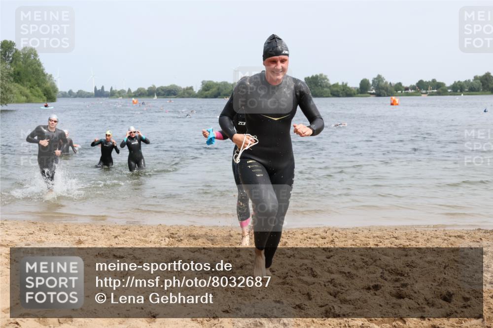 15.06.2025 - 27. Vierlanden-Triathlon Lena Gebhardt http://msf.ph/oto/8032687 15.06.2025 11:15:40 Schwimmen 881, 919, 927, 946, 960 meine-sportfotos.de