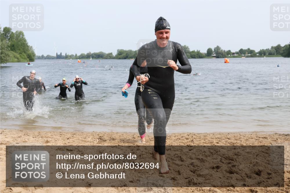 15.06.2025 - 27. Vierlanden-Triathlon Lena Gebhardt http://msf.ph/oto/8032694 15.06.2025 11:15:41 Schwimmen 881, 919, 927, 946, 960 meine-sportfotos.de