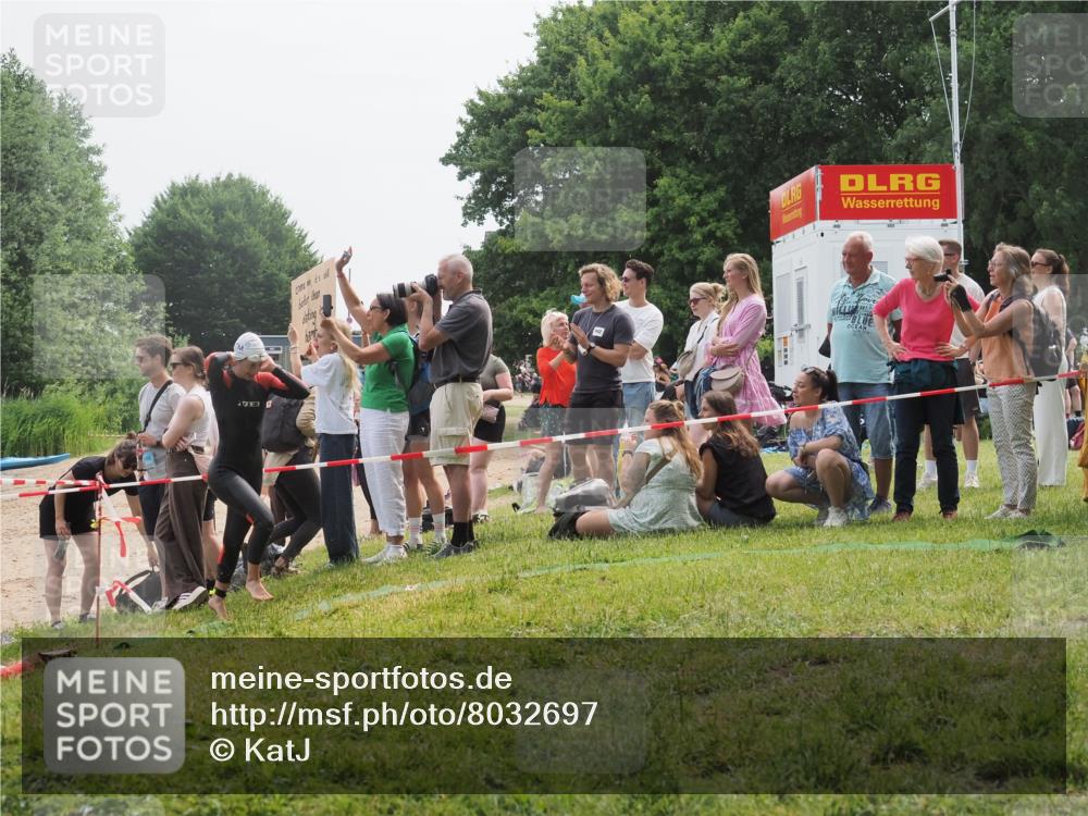 15.06.2025 - 27. Vierlanden-Triathlon KatJ http://msf.ph/oto/8032697 15.06.2025 11:14:03 Schwimmen 800, 920 meine-sportfotos.de