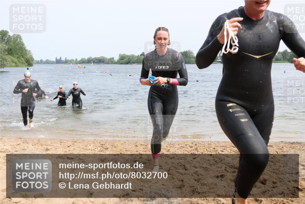 15.06.2025 - 27. Vierlanden-Triathlon Lena Gebhardt http://msf.ph/oto/8032700 15.06.2025 11:15:41 Schwimmen 881, 919, 927, 946, 960 meine-sportfotos.de