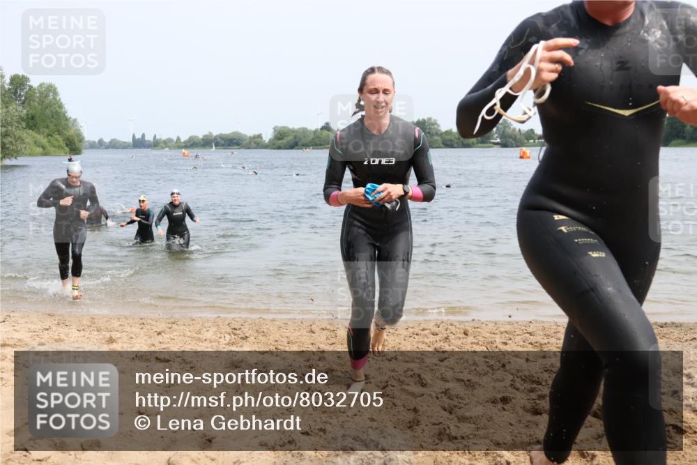 15.06.2025 - 27. Vierlanden-Triathlon Lena Gebhardt http://msf.ph/oto/8032705 15.06.2025 11:15:41 Schwimmen 881, 919, 927, 946, 960 meine-sportfotos.de
