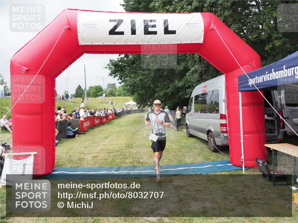 21.06.2025 - 27. Vierlanden-Triathlon MichiJ http://msf.ph/oto/8032707 15.06.2026 12:52:38 Ziel 735 meine-sportfotos.de
