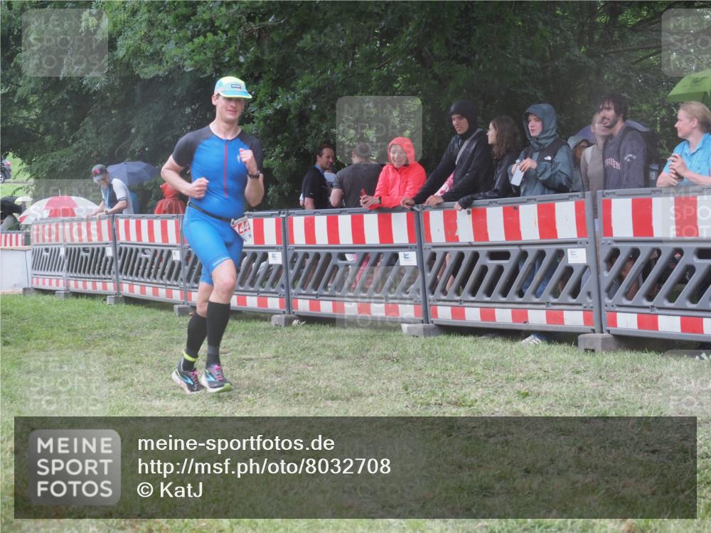 21.06.2025 - 27. Vierlanden-Triathlon KatJ http://msf.ph/oto/8032708 15.06.2025 13:43:32 Ziel 144 meine-sportfotos.de
