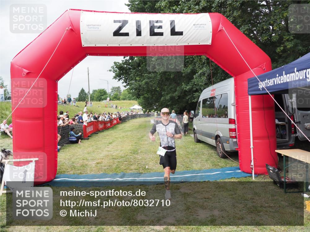 21.06.2025 - 27. Vierlanden-Triathlon MichiJ http://msf.ph/oto/8032710 15.06.2026 12:52:38 Ziel 735 meine-sportfotos.de
