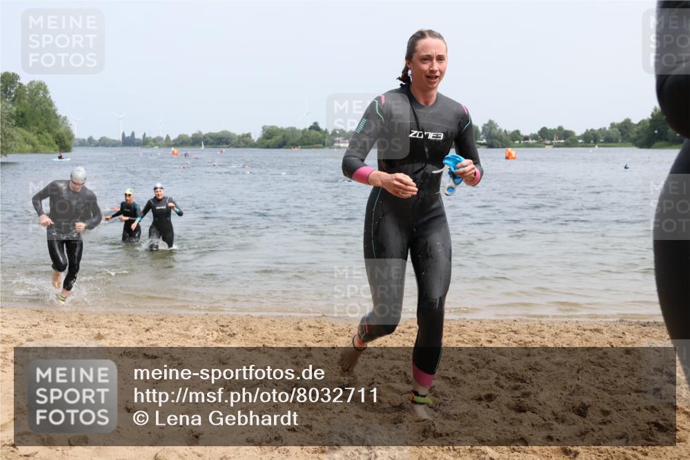 15.06.2025 - 27. Vierlanden-Triathlon Lena Gebhardt http://msf.ph/oto/8032711 15.06.2025 11:15:41 Schwimmen 881, 919, 927, 946, 960 meine-sportfotos.de
