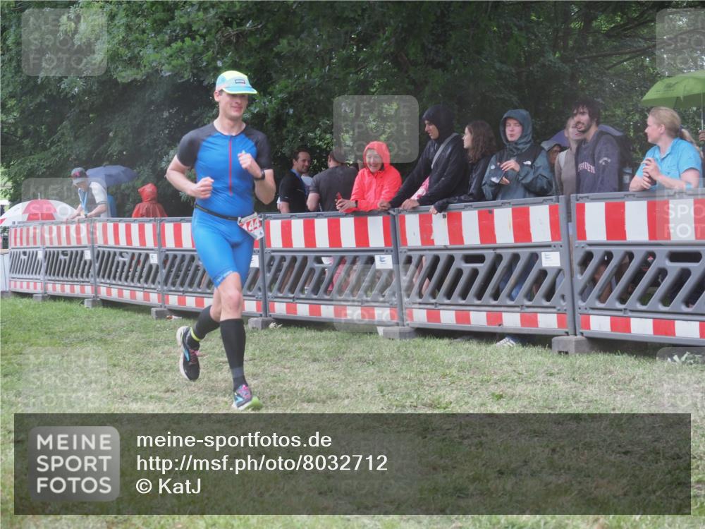 21.06.2025 - 27. Vierlanden-Triathlon KatJ http://msf.ph/oto/8032712 15.06.2025 13:43:32 Ziel 144 meine-sportfotos.de