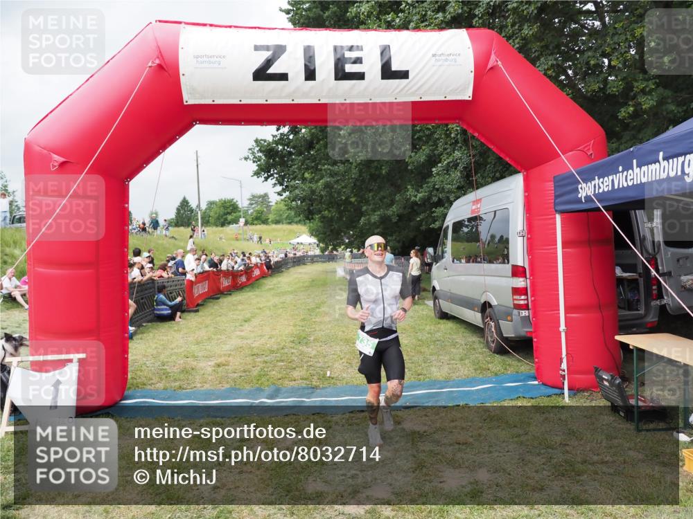 21.06.2025 - 27. Vierlanden-Triathlon MichiJ http://msf.ph/oto/8032714 15.06.2026 12:52:39 Ziel 735 meine-sportfotos.de