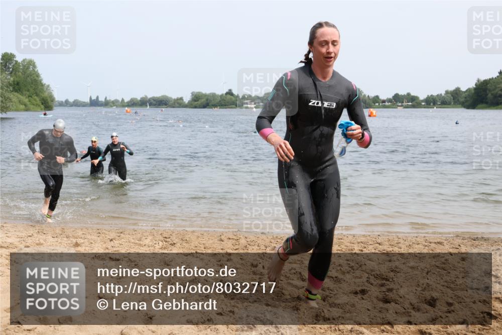15.06.2025 - 27. Vierlanden-Triathlon Lena Gebhardt http://msf.ph/oto/8032717 15.06.2025 11:15:42 Schwimmen 881, 919, 927, 946, 960 meine-sportfotos.de