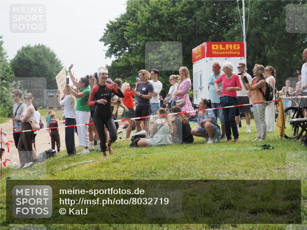 15.06.2025 - 27. Vierlanden-Triathlon KatJ http://msf.ph/oto/8032719 15.06.2025 11:14:04 Schwimmen 800, 920 meine-sportfotos.de