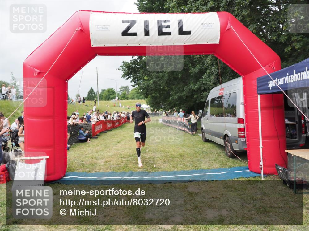 21.06.2025 - 27. Vierlanden-Triathlon MichiJ http://msf.ph/oto/8032720 15.06.2026 12:53:02 Ziel 822 meine-sportfotos.de