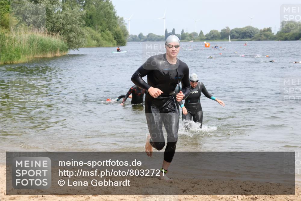 15.06.2025 - 27. Vierlanden-Triathlon Lena Gebhardt http://msf.ph/oto/8032721 15.06.2025 11:15:42 Schwimmen 881, 919, 927, 946, 960 meine-sportfotos.de