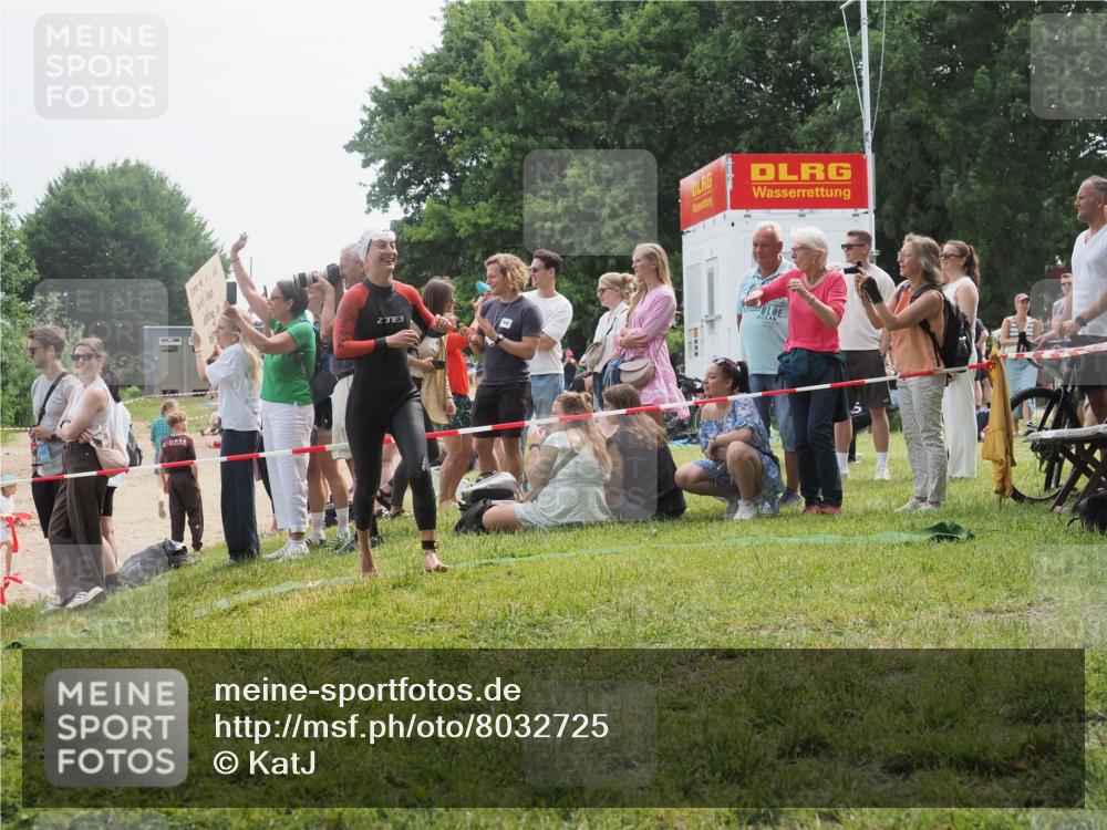 15.06.2025 - 27. Vierlanden-Triathlon KatJ http://msf.ph/oto/8032725 15.06.2025 11:14:04 Schwimmen 800, 920 meine-sportfotos.de