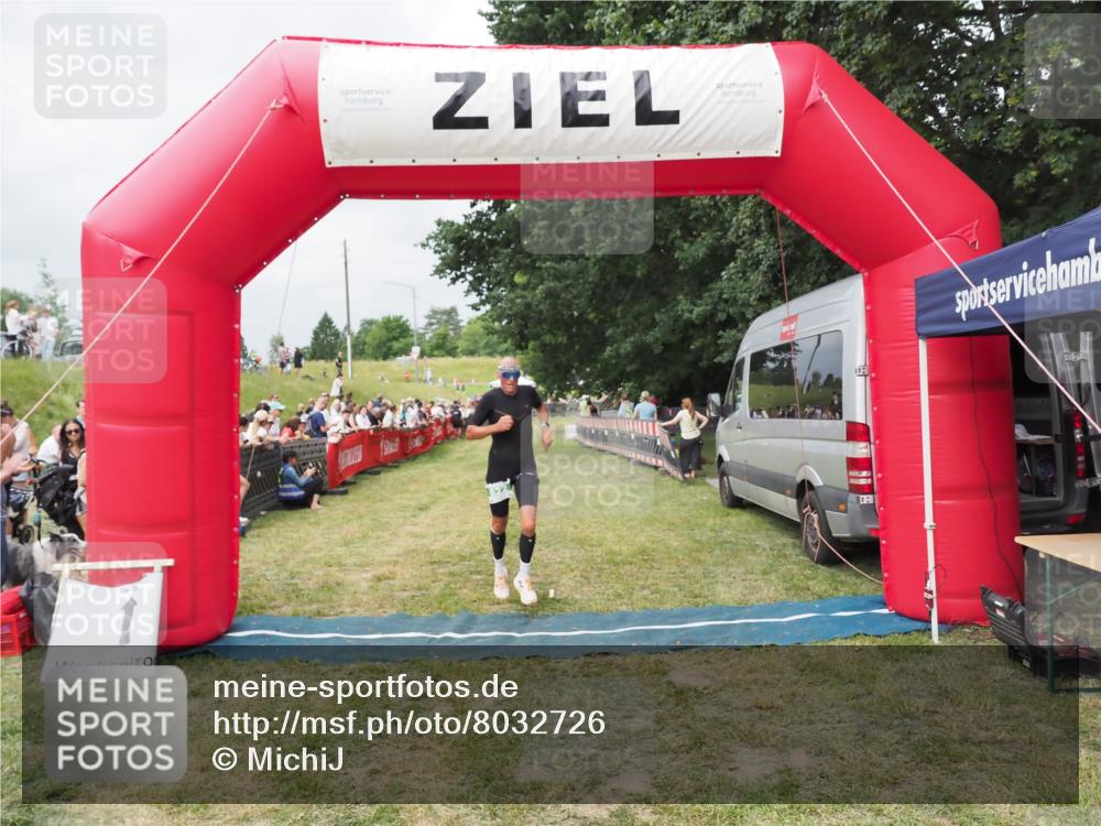 21.06.2025 - 27. Vierlanden-Triathlon MichiJ http://msf.ph/oto/8032726 15.06.2026 12:53:03 Ziel 822 meine-sportfotos.de