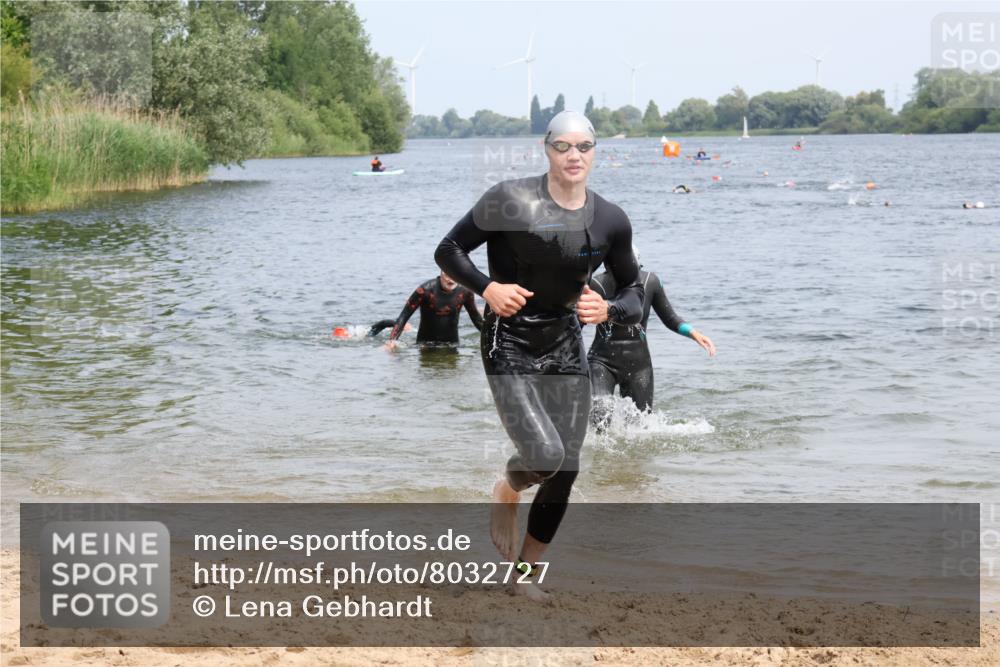 15.06.2025 - 27. Vierlanden-Triathlon Lena Gebhardt http://msf.ph/oto/8032727 15.06.2025 11:15:42 Schwimmen 881, 919, 927, 946, 960 meine-sportfotos.de