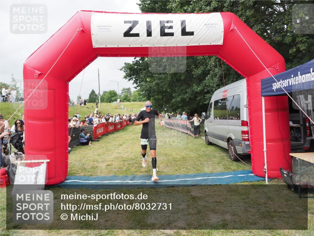 21.06.2025 - 27. Vierlanden-Triathlon MichiJ http://msf.ph/oto/8032731 15.06.2026 12:53:03 Ziel 822 meine-sportfotos.de