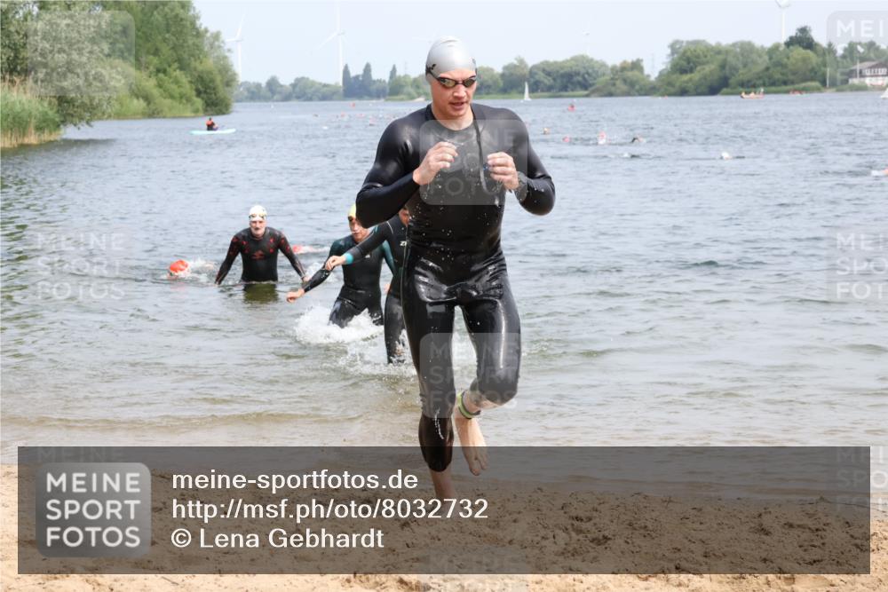 15.06.2025 - 27. Vierlanden-Triathlon Lena Gebhardt http://msf.ph/oto/8032732 15.06.2025 11:15:43 Schwimmen 881, 919, 927, 946, 951, 960 meine-sportfotos.de