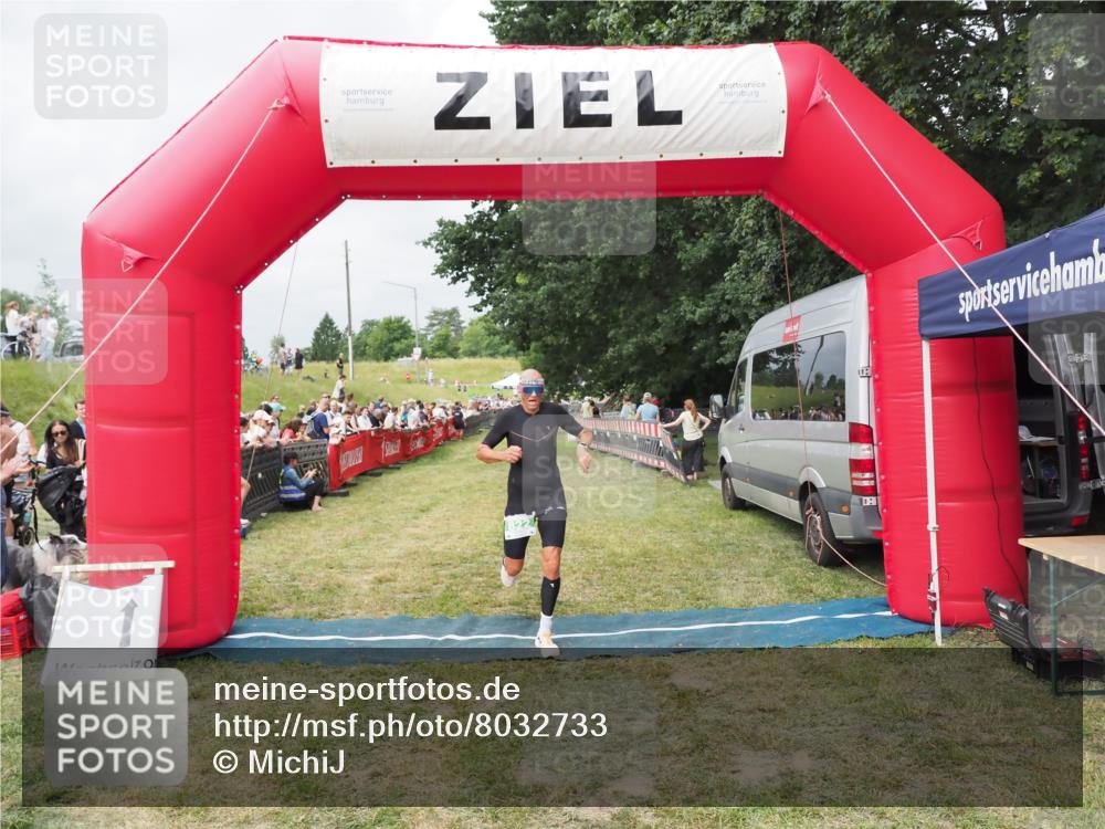 21.06.2025 - 27. Vierlanden-Triathlon MichiJ http://msf.ph/oto/8032733 15.06.2026 12:53:03 Ziel 822 meine-sportfotos.de