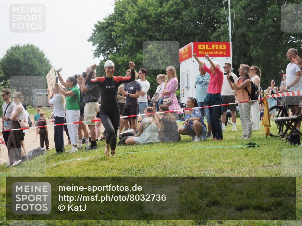 15.06.2025 - 27. Vierlanden-Triathlon KatJ http://msf.ph/oto/8032736 15.06.2025 11:14:05 Schwimmen 800, 904, 920 meine-sportfotos.de