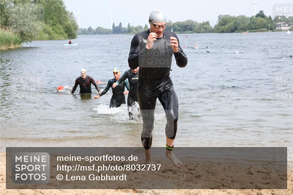 15.06.2025 - 27. Vierlanden-Triathlon Lena Gebhardt http://msf.ph/oto/8032737 15.06.2025 11:15:43 Schwimmen 881, 919, 927, 946, 951, 960 meine-sportfotos.de