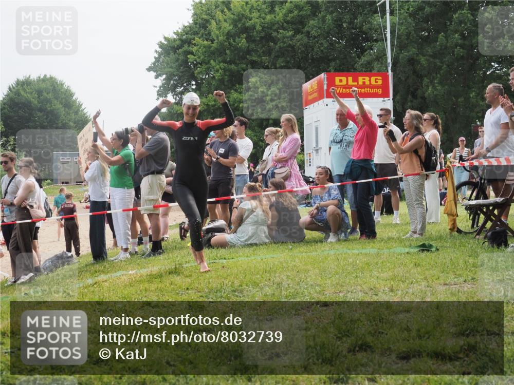 15.06.2025 - 27. Vierlanden-Triathlon KatJ http://msf.ph/oto/8032739 15.06.2025 11:14:05 Schwimmen 800, 904, 920 meine-sportfotos.de